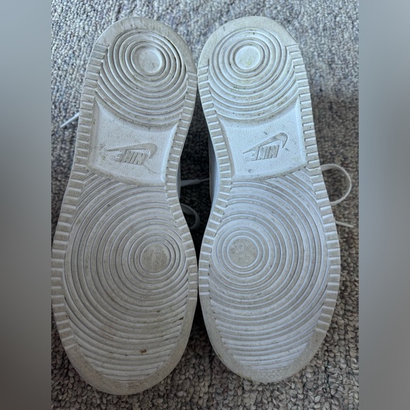 Nikes shoes 8.5 - Picture 4 of 6